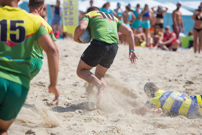 Sportifs jouant au beach rugby sur la plage