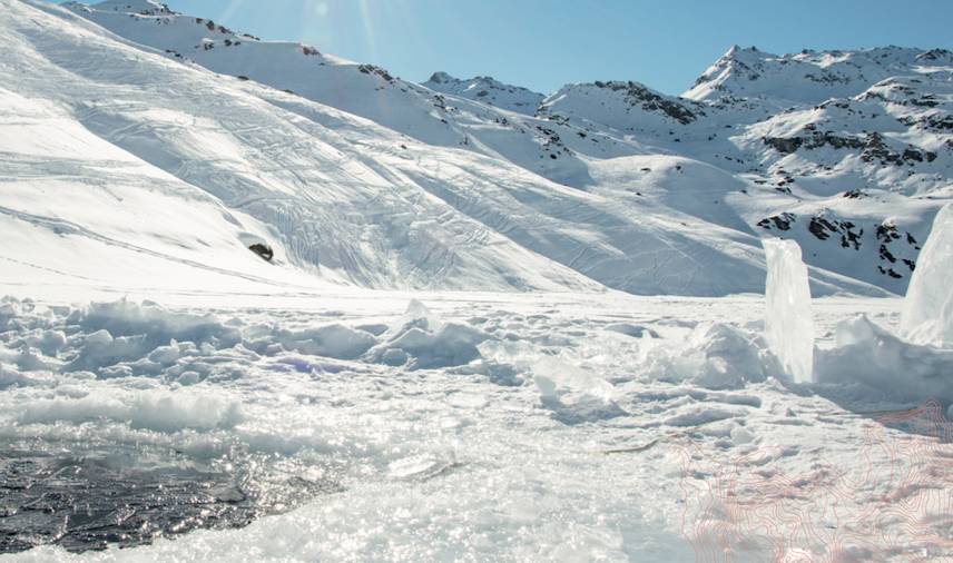 Trou dans la glace et paysage enneigé