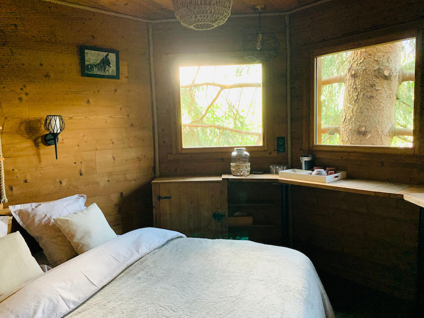 Intérieur de cabane perchée dans les arbres