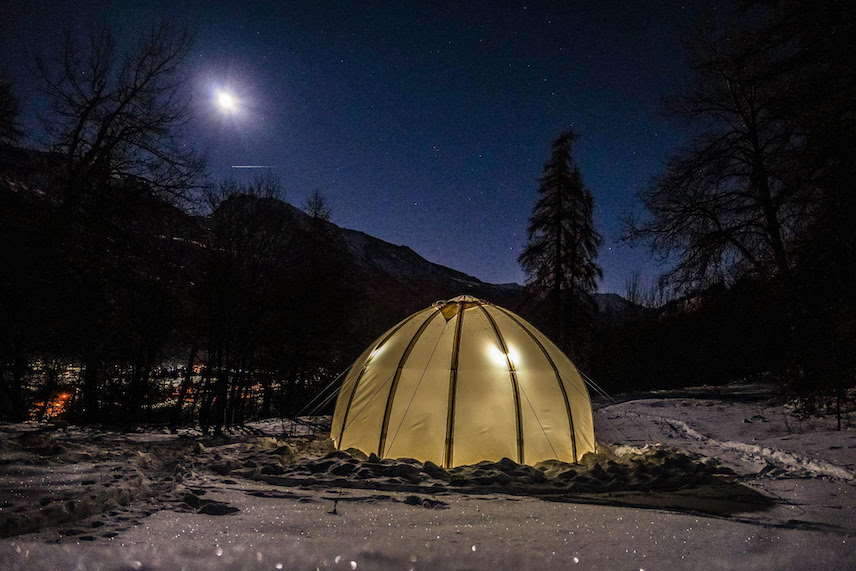 Tente dôme wigwam dans la neige de nuit