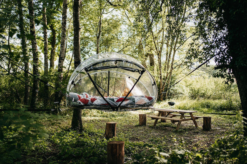 Bulle transparente pour dormir dans la forêt