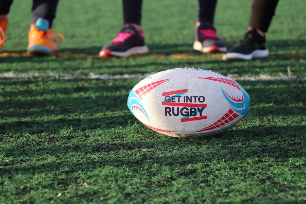 Ballon de rugby posé dans l'herbe