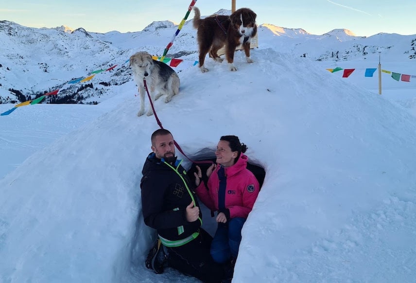 Couple en train de sortir d'un igloo