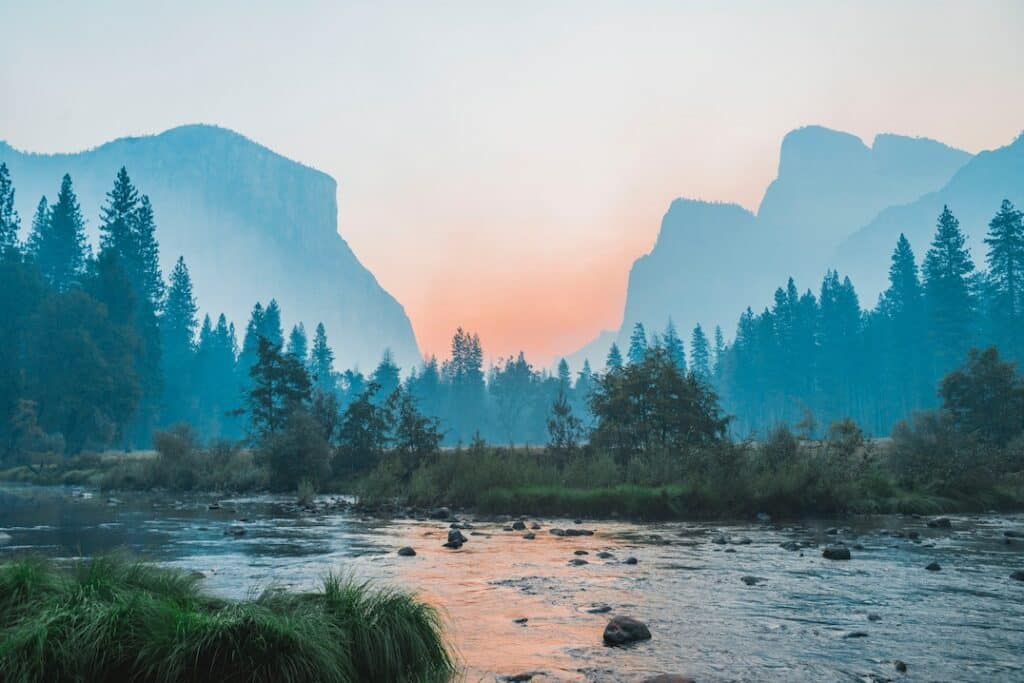 Paysage montagneux avec une rivière