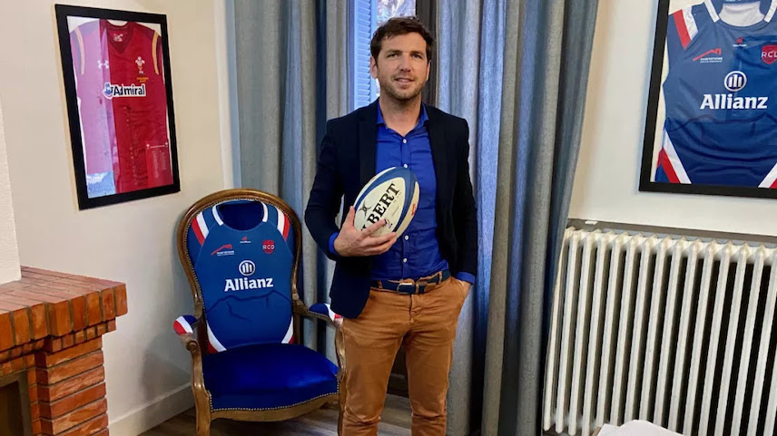 Homme tenant un ballon de rugby