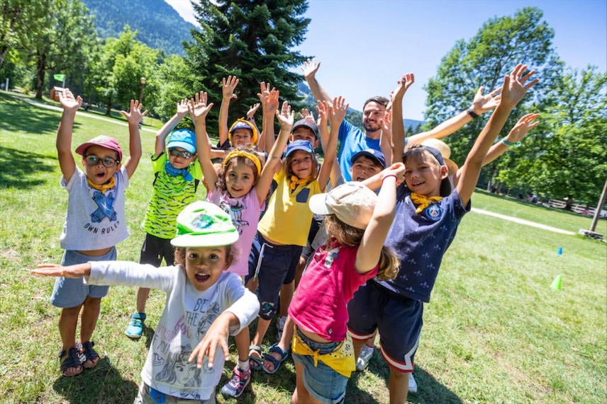 Enfants s'amusant avec Frizy et Mô les gardiens de la Montagne