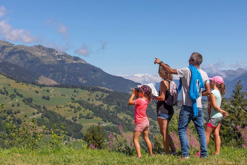 Famille faisant une randonnée l'été à la montagne