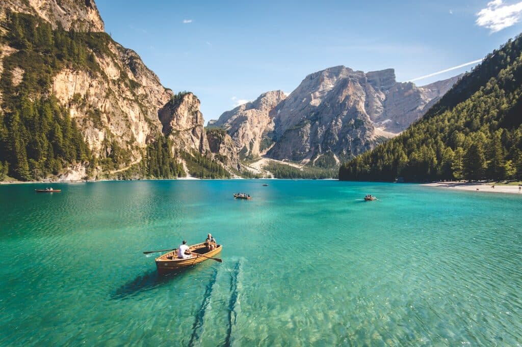 Barques sur une eau translucide en pleine nature