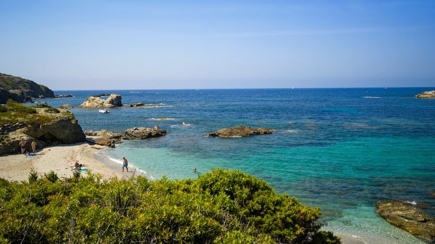Vue de l'eau turquoise de l'Île des Embiez