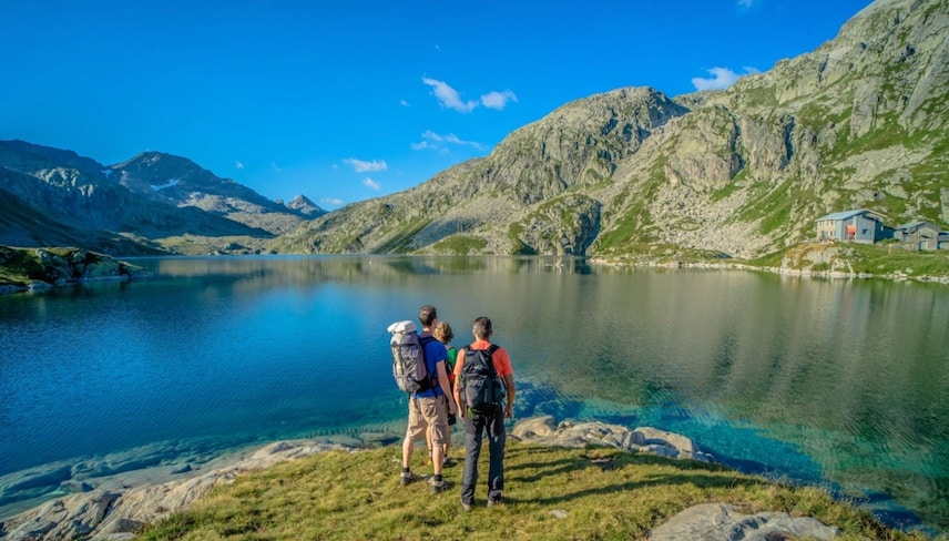Trois randonneurs devant les lacs des 7 Laux