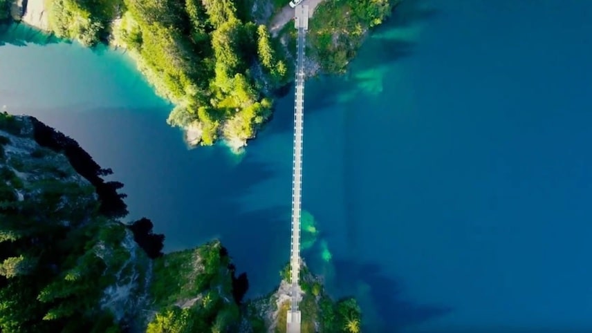 Vue de haut de la passerelle himalayenne au-dessus de l'eau