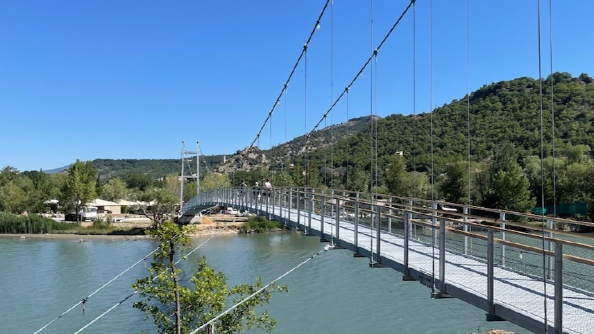 Passerelle himalayenne qui relie les deux rives de la Durance
