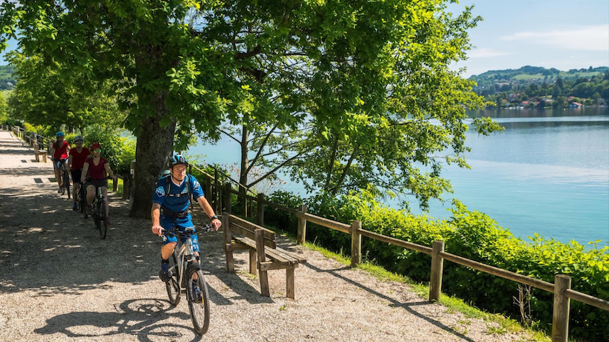 Personnes à vélo en train de randonner