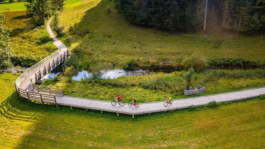 Deux personnes en train de faire du vélo sur la ViaVercors