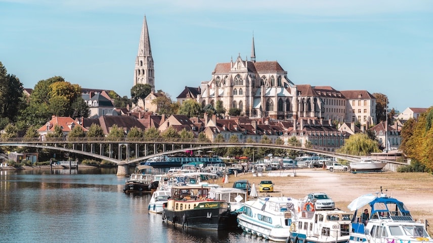 Paysage citadin et fluvial dans l'Yonne