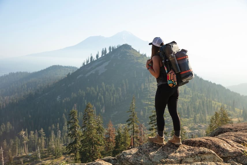 Femme en train de faire une randonnée en montagne