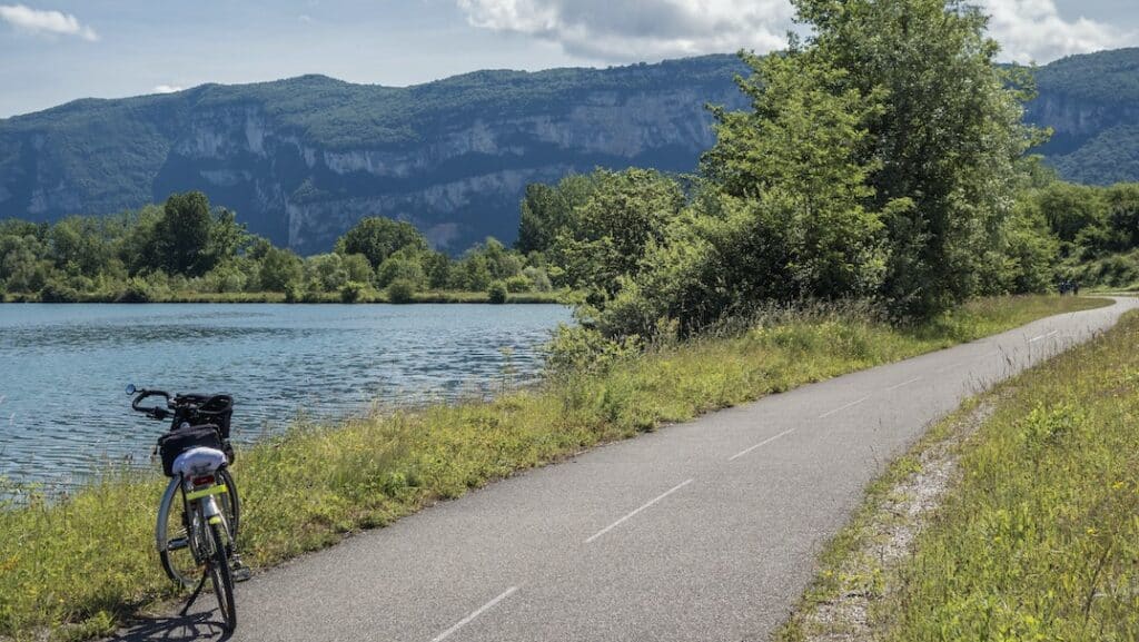 Piste cyclable autour d'un lac en été