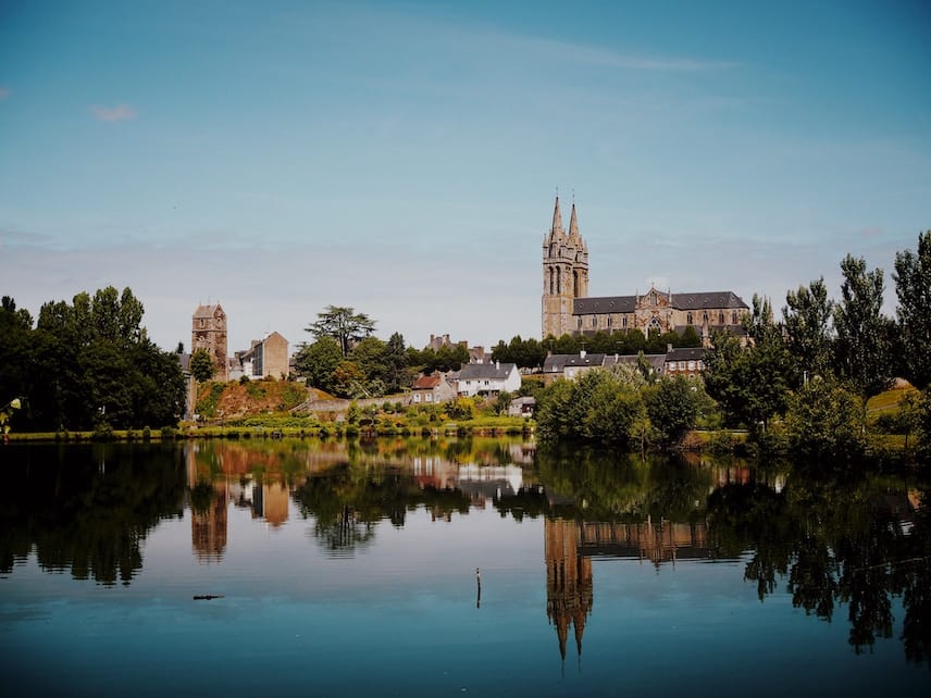 Joli village français donnant sur un lac