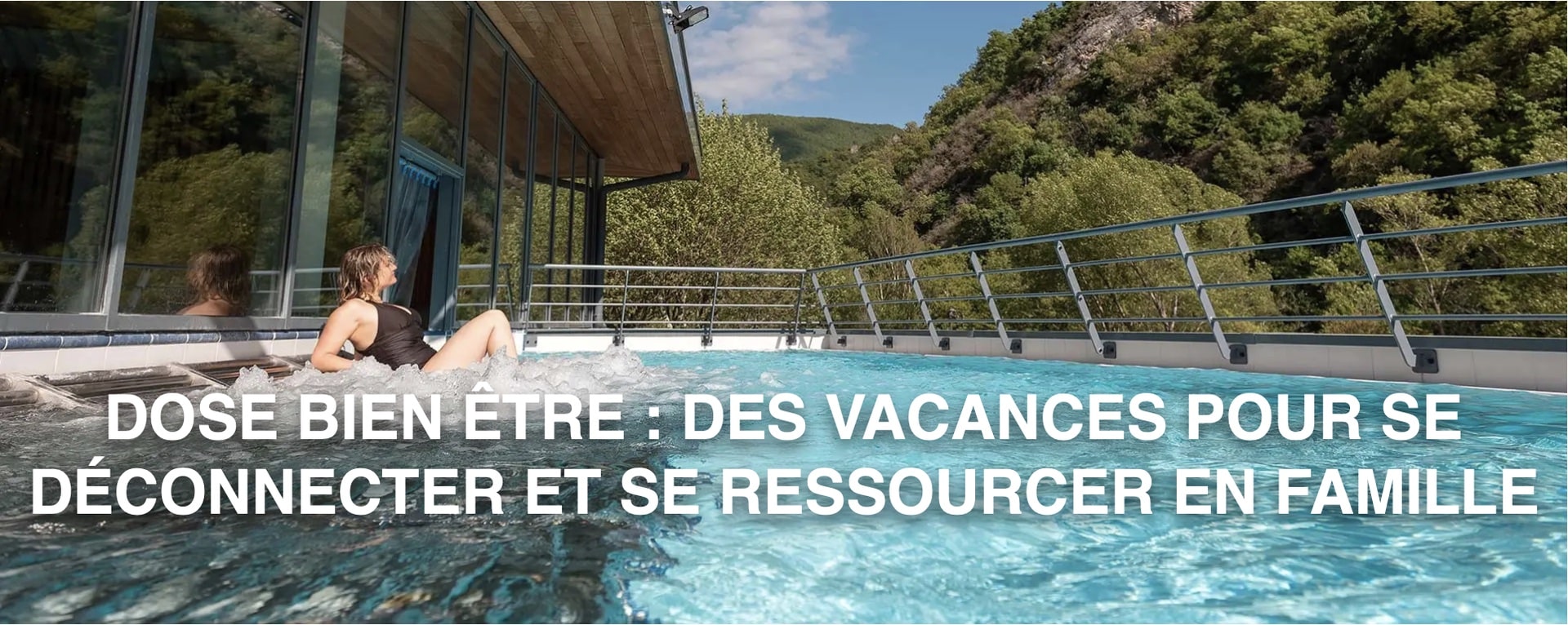 Femme allongée dans une piscine à remous