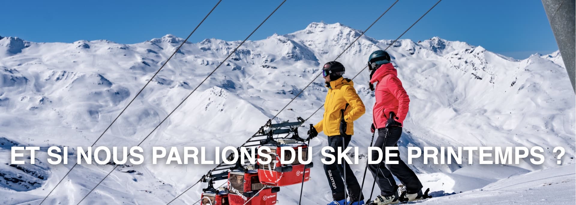 Deux skieurs dans une station de ski en hiver