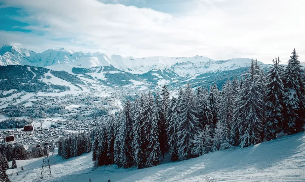Montagne enneigée l'hiver en France